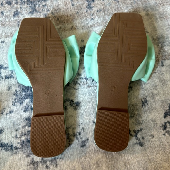 Size 7 flip flops - Picture 2 of 2